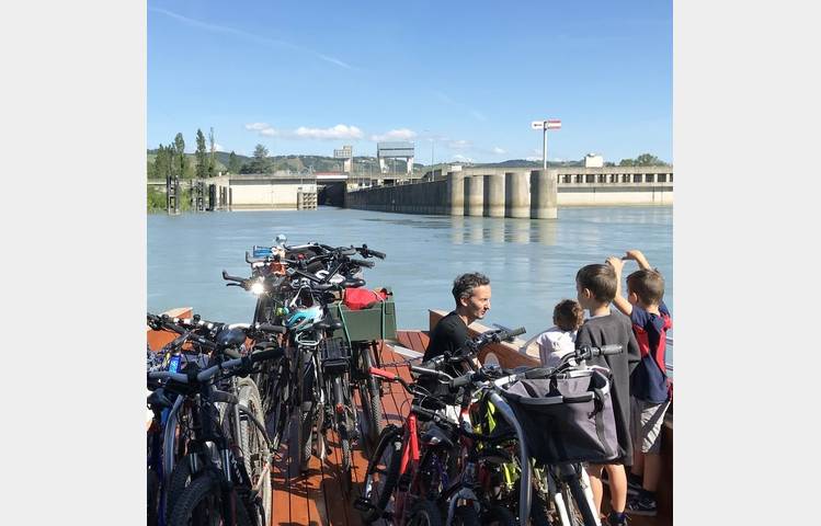 image de Croisière sur le Rhône "Bleu-vert-vapeur"avec Les Canotiers : Bateau - vélo - Train à vapeur.