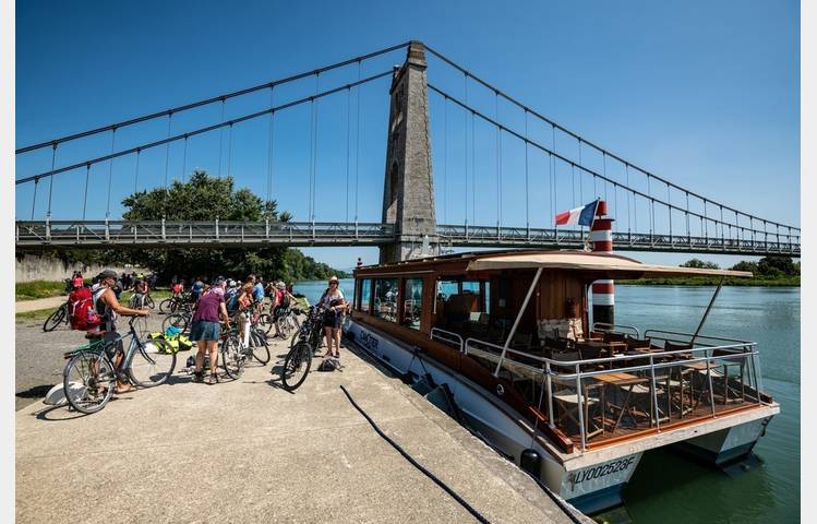 image de Croisière sur le Rhône "Bleu-vert-vapeur"avec Les Canotiers : Bateau - vélo - Train à vapeur.