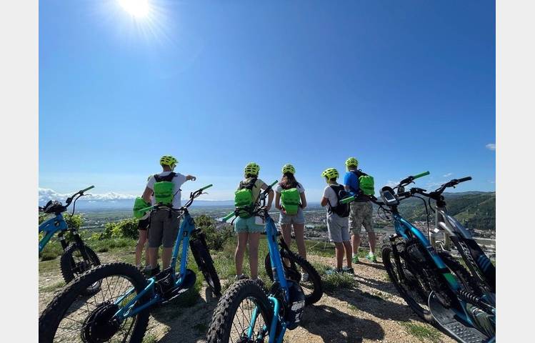 image de Balade en trott électrique tout terrain dans les vignobles - Terre de Syrah