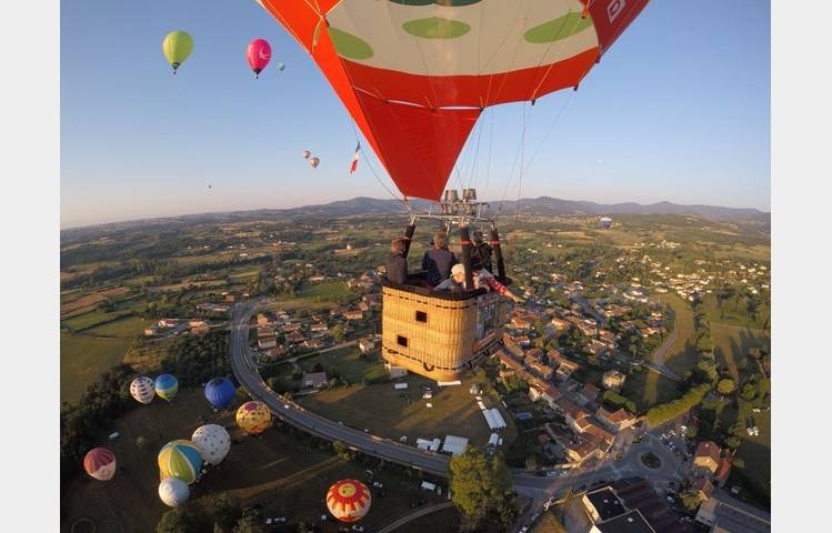 image de Hot-air balloon flight with MONTGOLFIÈRES & Cie