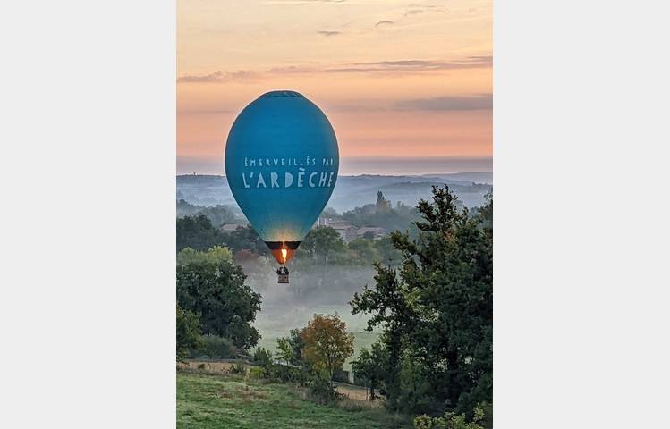 image de Hot-air balloon flight with MONTGOLFIÈRES & Cie