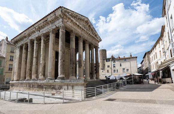 img-temple-dauguste-et-de-livie