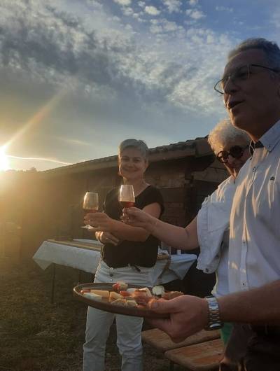 img-apero-sunset-dans-les-vignes-domaine-les-vins-de-st-vallier