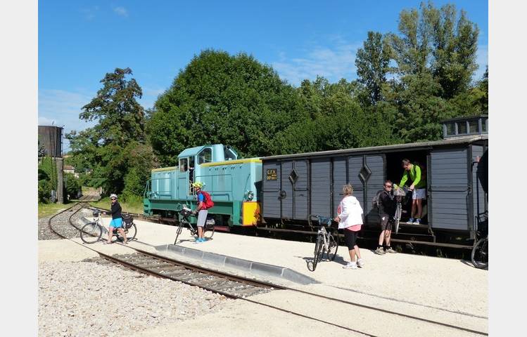 image de Take the steam train to the market