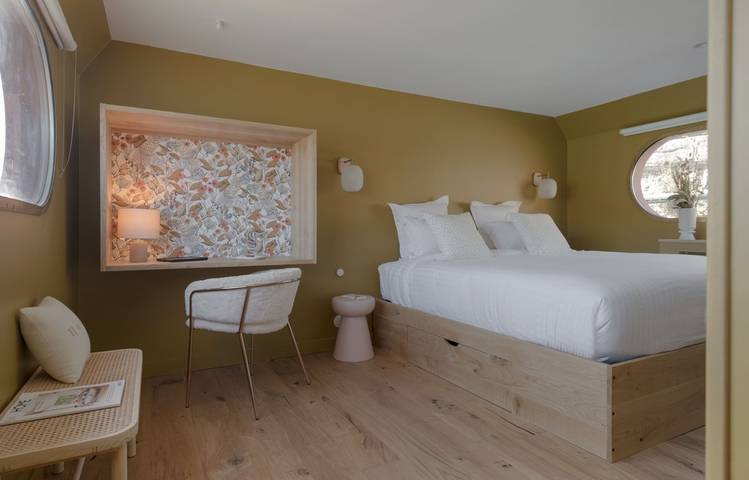 Photo of Bed and Bicycle - La Péniche