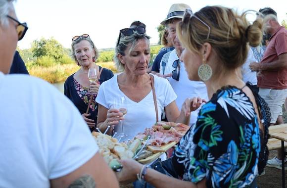 img-sunset-drinks-in-the-vineyards-domaine-grenier