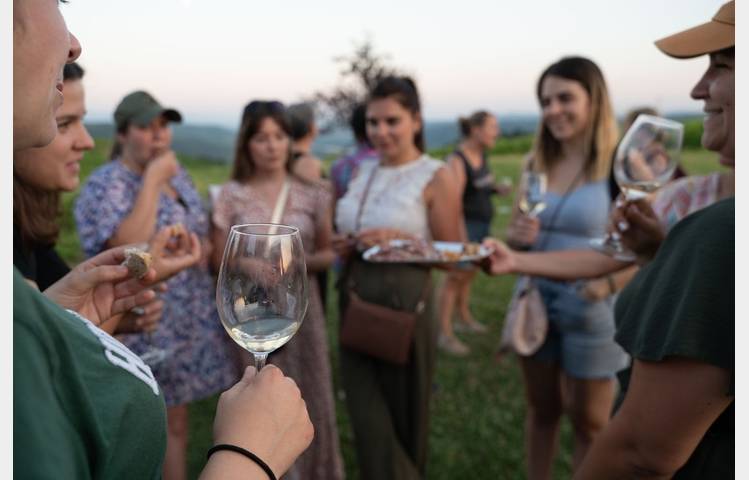 image de Apéro sunset dans les vignes (Domaine Bertrand)