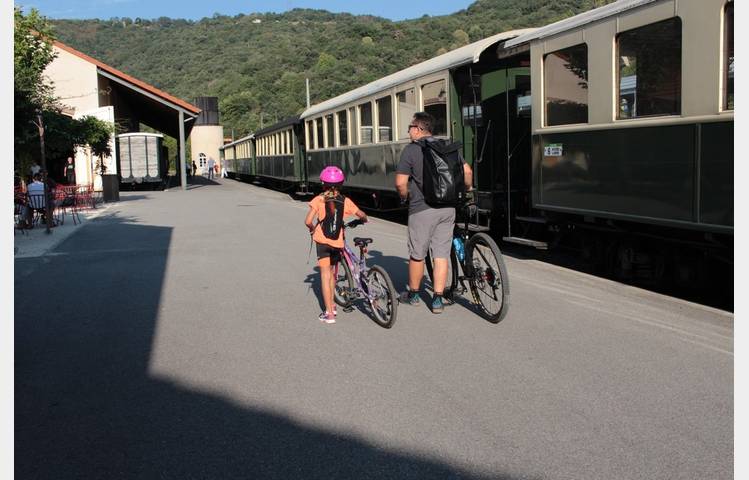 image de La boucle du Doux en bateau, Cyclo et Train Vapeur - La compagnie des canotiers