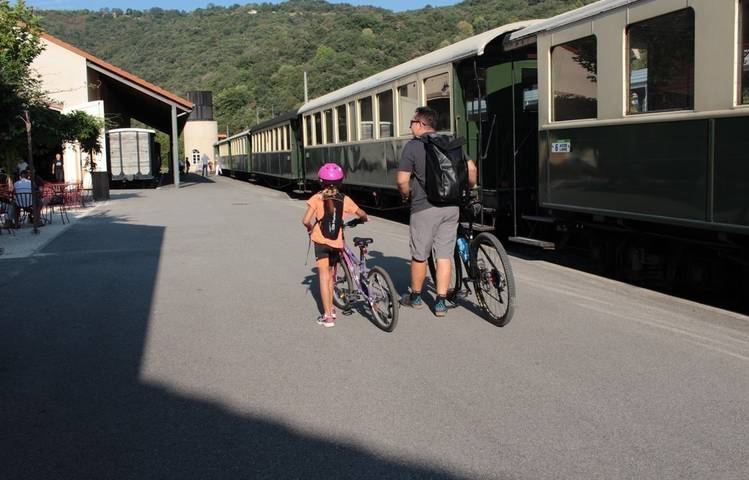 Photo of La boucle du Doux en bateau, Cyclo et Train Vapeur - La compagnie des canotiers