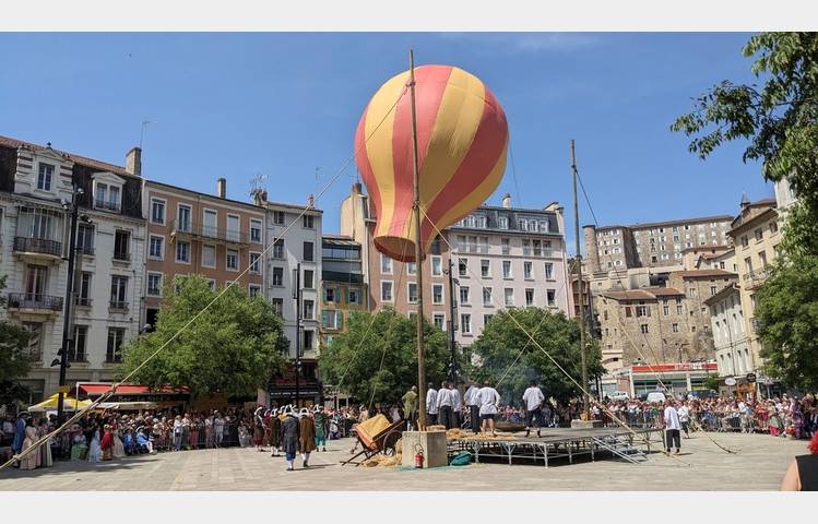 image de Historic reconstruction of the first hot-air balloon flight