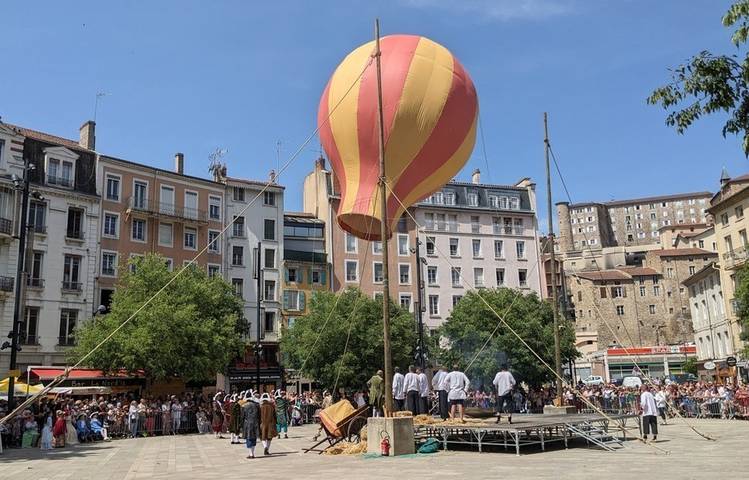 Photo of Historic reconstruction of the first hot-air balloon flight