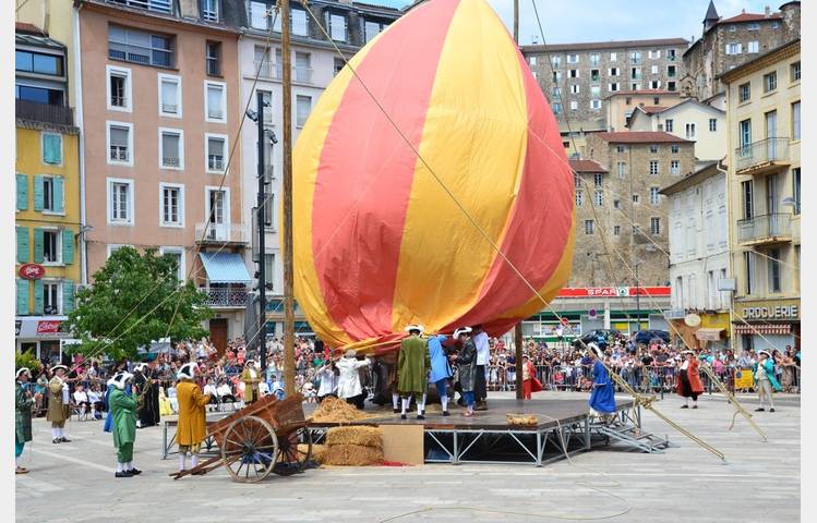 image de Historic reconstruction of the first hot-air balloon flight