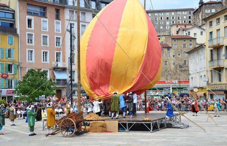 Photo of Historic reconstruction of the first hot-air balloon flight