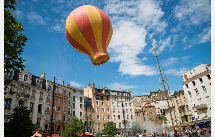 image de Historic reconstruction of the first hot-air balloon flight