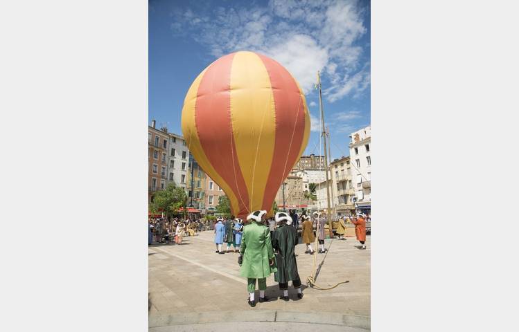 image de Historic reconstruction of the first hot-air balloon flight