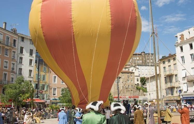 Photo of Historic reconstruction of the first hot-air balloon flight