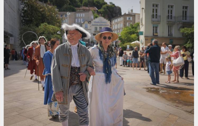 image de Reconstitution historique du premier envol de montgolfière