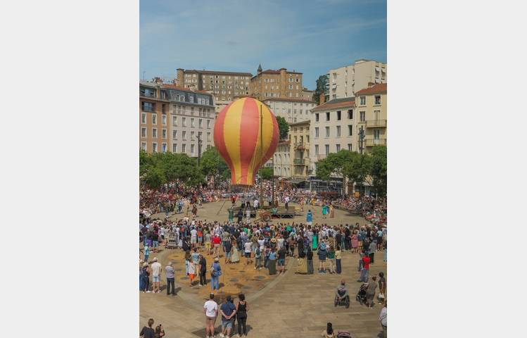 image de Reconstitution historique du premier envol de montgolfière