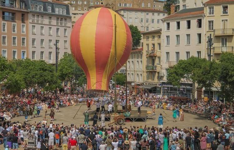 Photo of Historic reconstruction of the first hot-air balloon flight