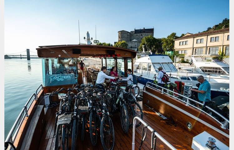 image de Cruise on the Rhône "Bleu-vert-vapeur" with Les Canotiers: boat - bike - steam train.