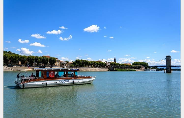 image de Cruise on the Rhône "Bleu-vert-vapeur" with Les Canotiers: boat - bike - steam train.