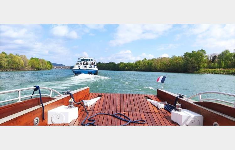image de Cruise on the Rhône "Bleu-vert-vapeur" with Les Canotiers: boat - bike - steam train.