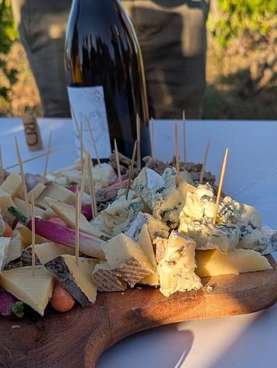 img-apero-sunset-dans-les-vignes-domaines-daniello-et-vallet