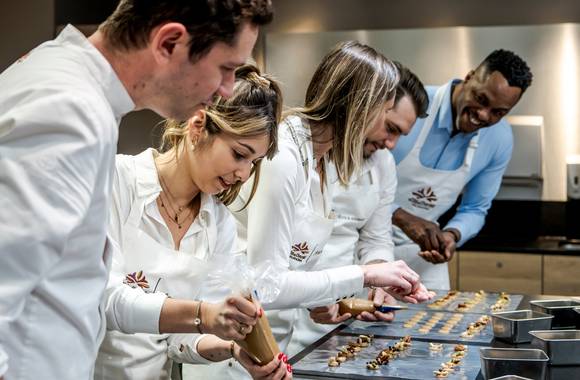Atelier finition  - Cité du chocolat Valrhôna