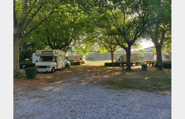 image de Aire Camping-cars La Roche-de-Glun - l'Hermitage au fil du Rhône