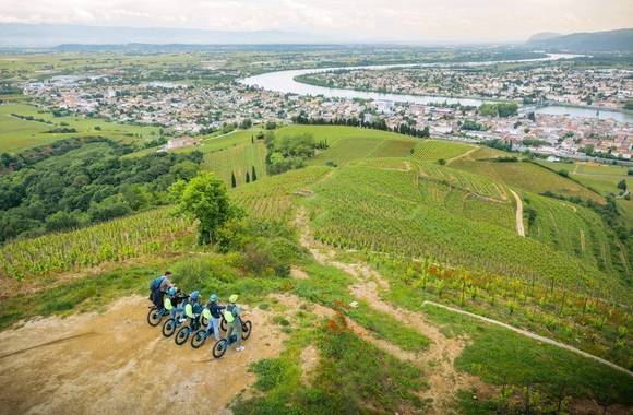 img-balade-en-trottinette-electrique-tout-terrain-avec-expert-vin-degustation-terres-de-syrah